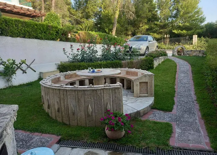 Yades Elegant Villa 2 Minutes Away From The Beach